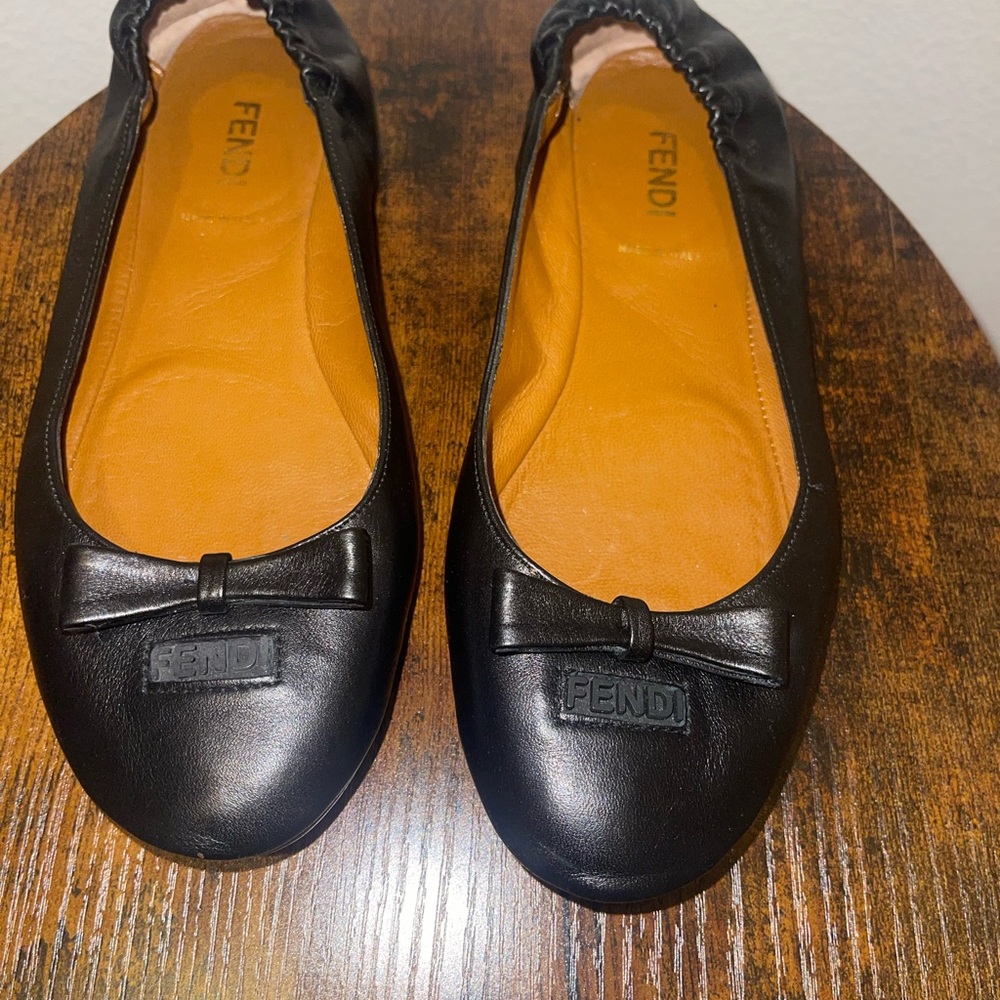 Fendi Elegant Black Leather Flats with Bow